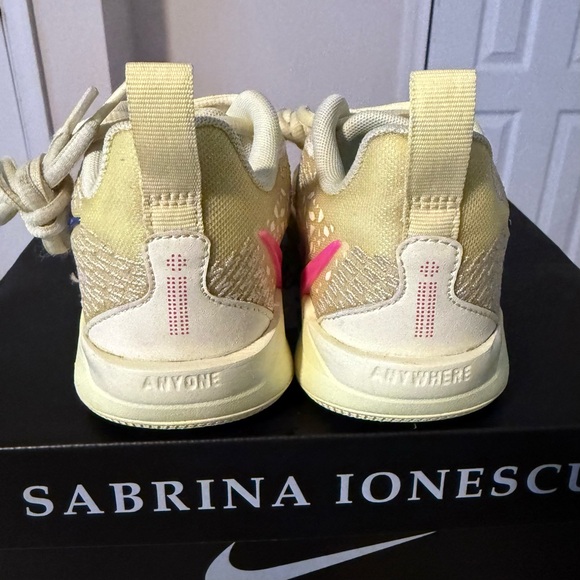 Nike Sabrina 2 basketball Citron Tint  (GS) size 1 - Picture 6 of 9